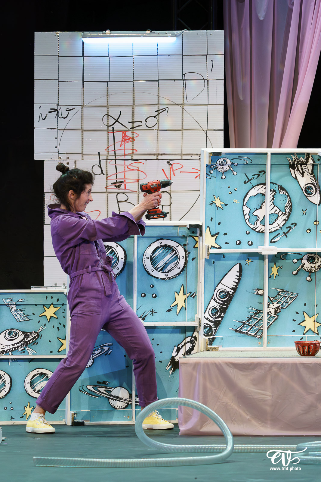 TMTPHOTO DERRIERE LE HUBLOT SE CACHE PARFOIS DU LINGE (LES FILLES DE SIMONE) 037